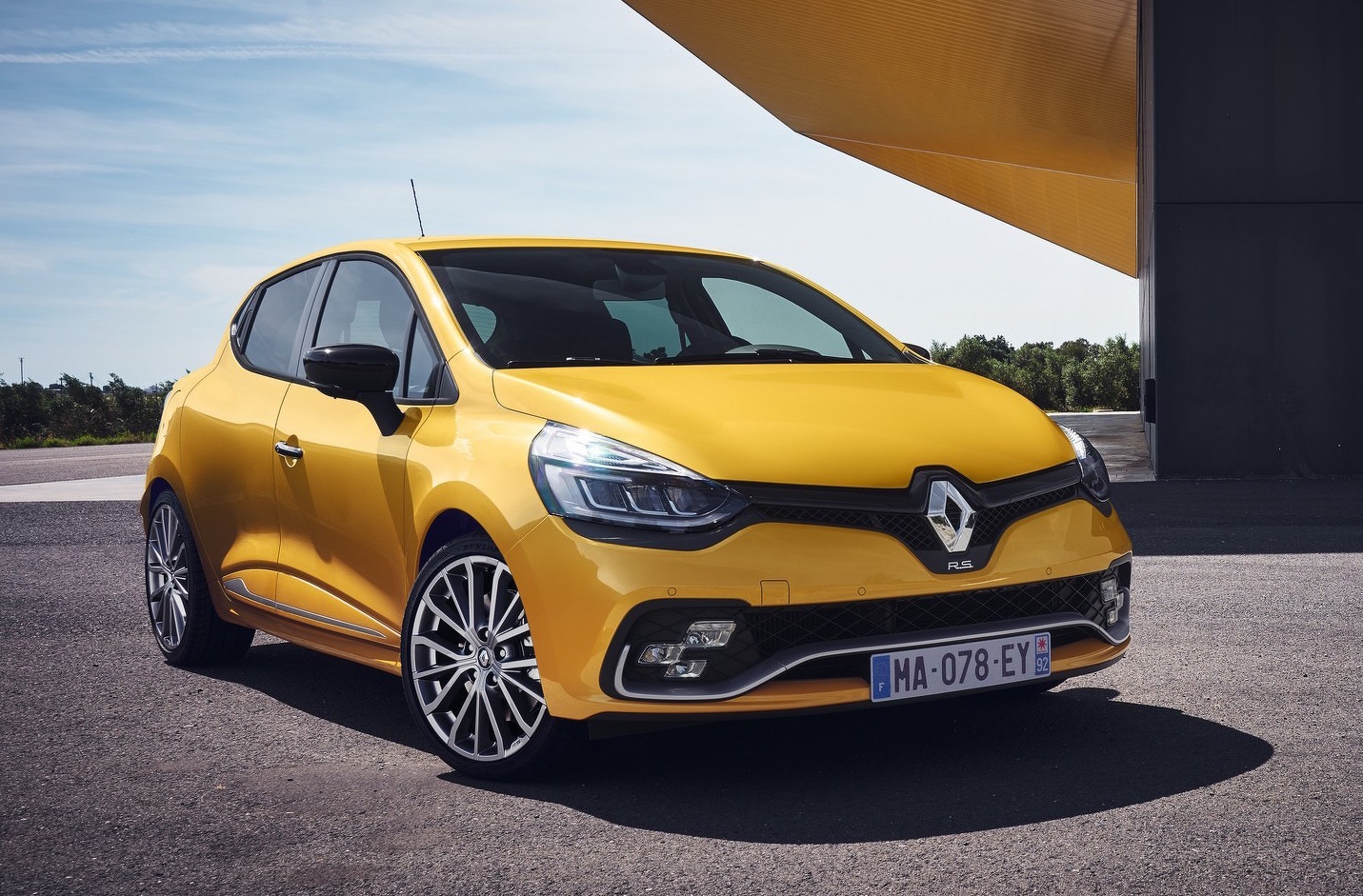 2017 Renault Clio R.S. unveiled with light facelift