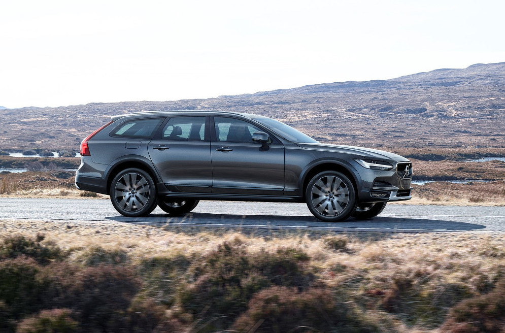 2017 Volvo V90 Cross Country revealed