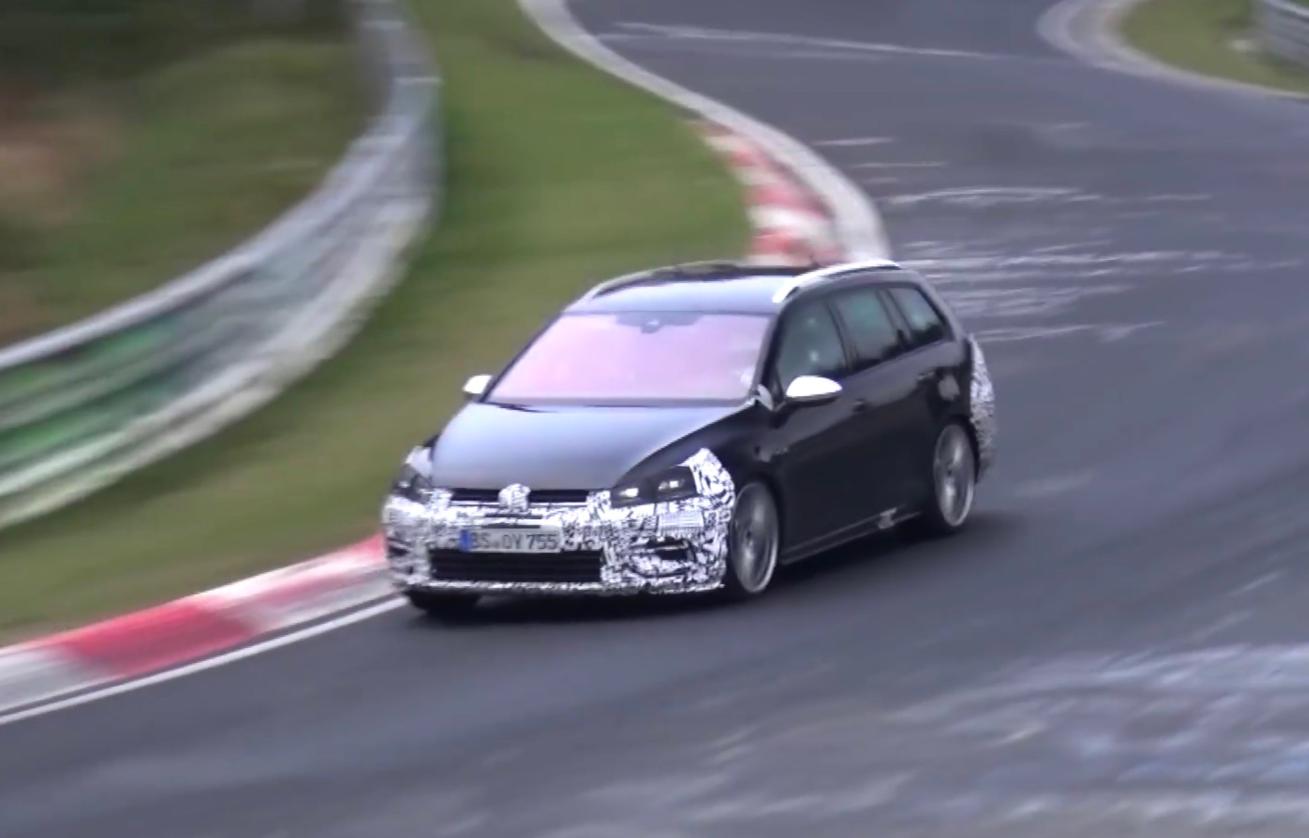 2017 Volkswagen Golf R wagon spotted, more power expected (video)