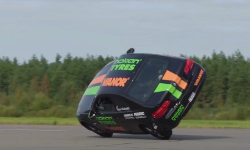 Stunt driver sets record speed on two wheels (video)