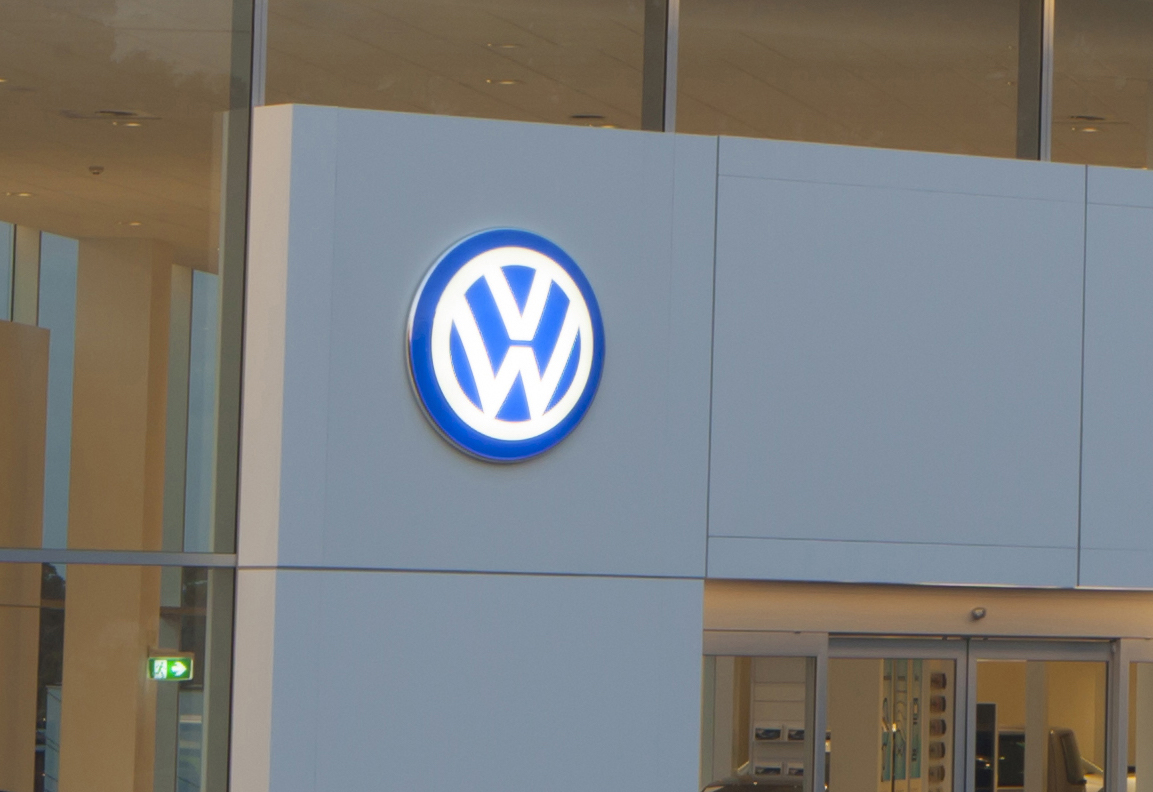 Volkswagen operating profit drops in Q3, Porsche helps