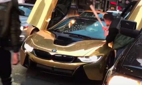 BMW i8 driver stops traffic, frustrated commuter smashes windscreen with bat