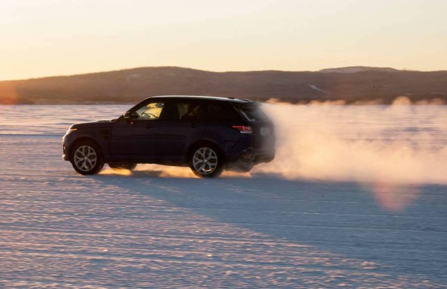 Range Rover Sport SVR does 0-100km/h in 5.5 seconds on sand (video)