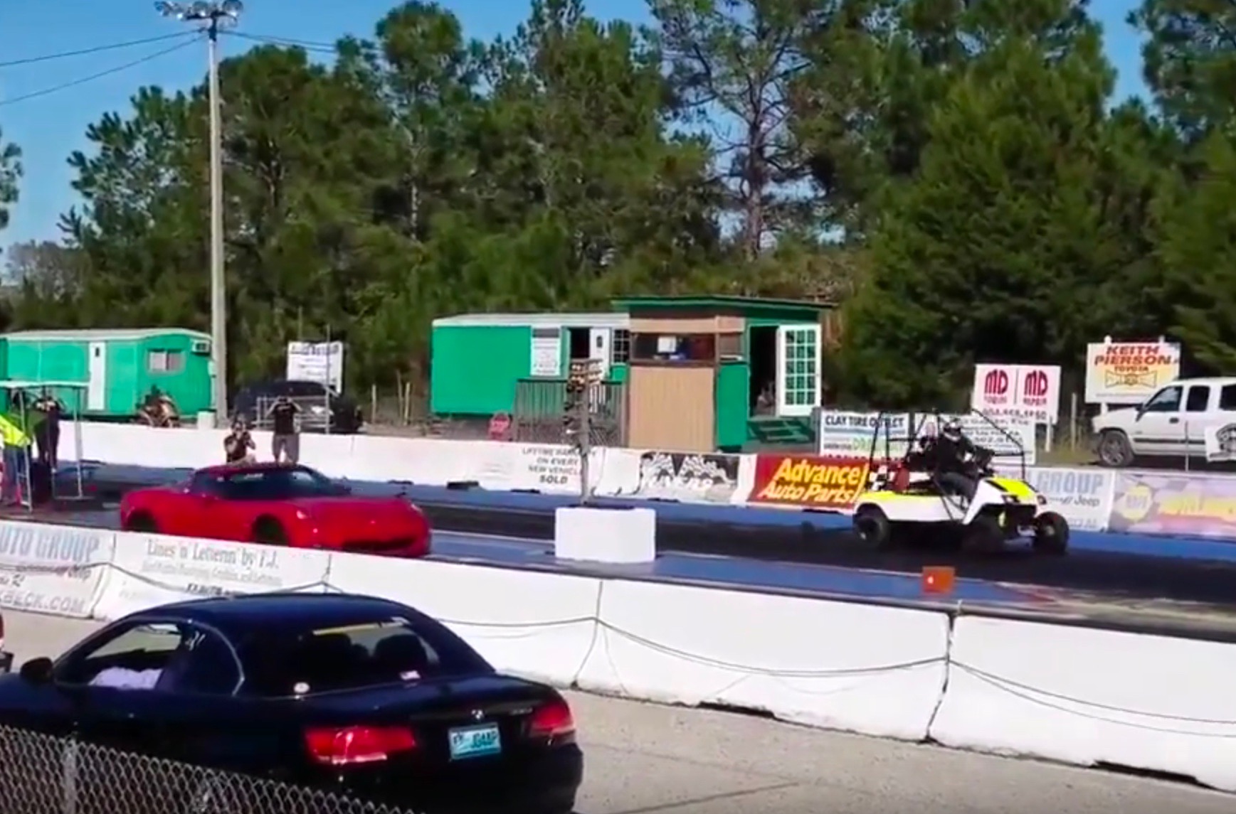 Video: Chevrolet Corvette supercharged to 1050hp vs golf cart in drag race