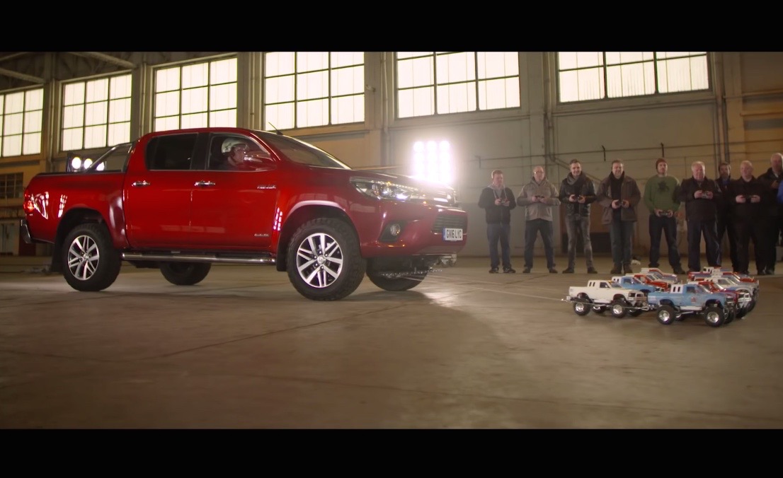 Video: RC toy Toyota HiLuxs tow full-size HiLux to recreate ad
