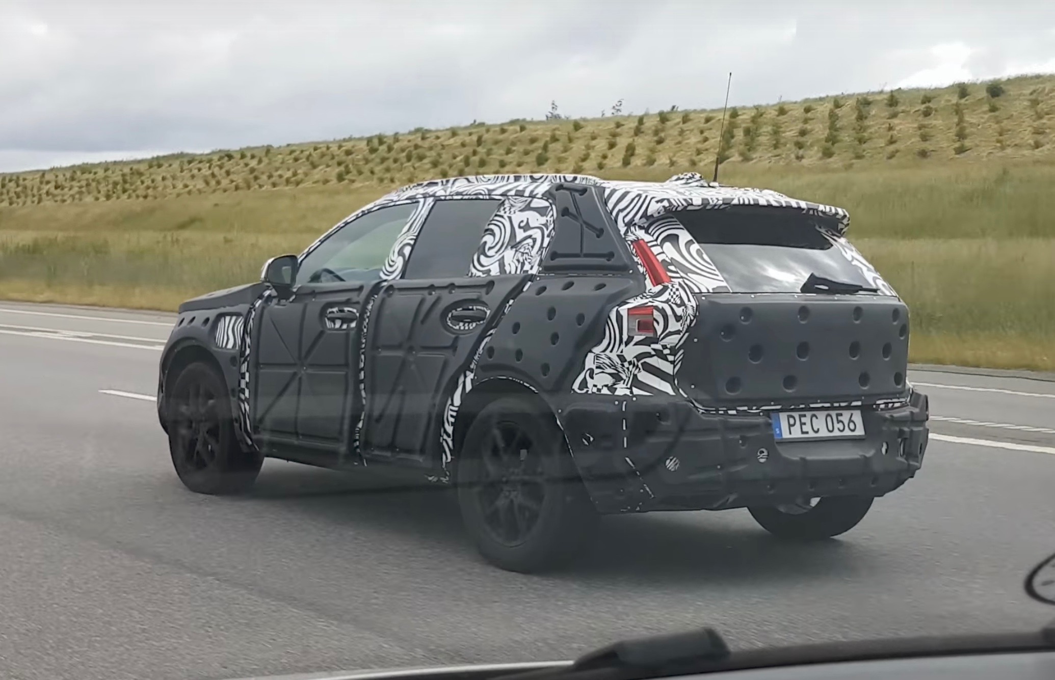 Volvo XC40 spotted, could feature new T5 Twin Engine (video)