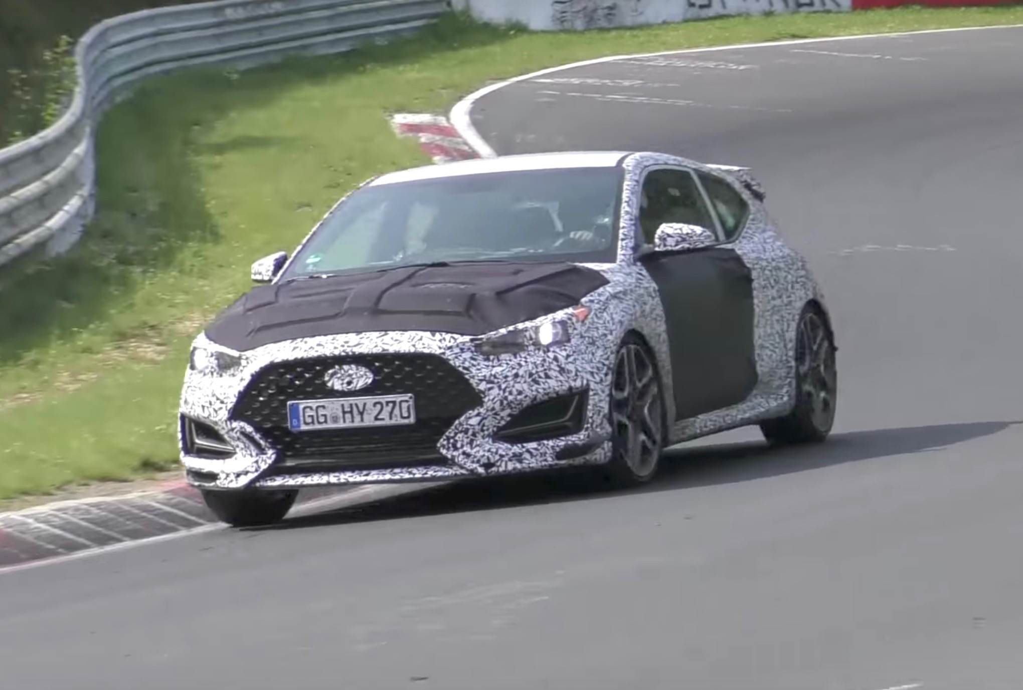 Hyundai Veloster N hot hatch spotted, wears 2018 body design (video)