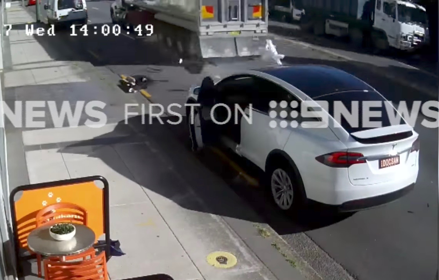 Video: Tesla Model X automatic door gets ripped off by truck