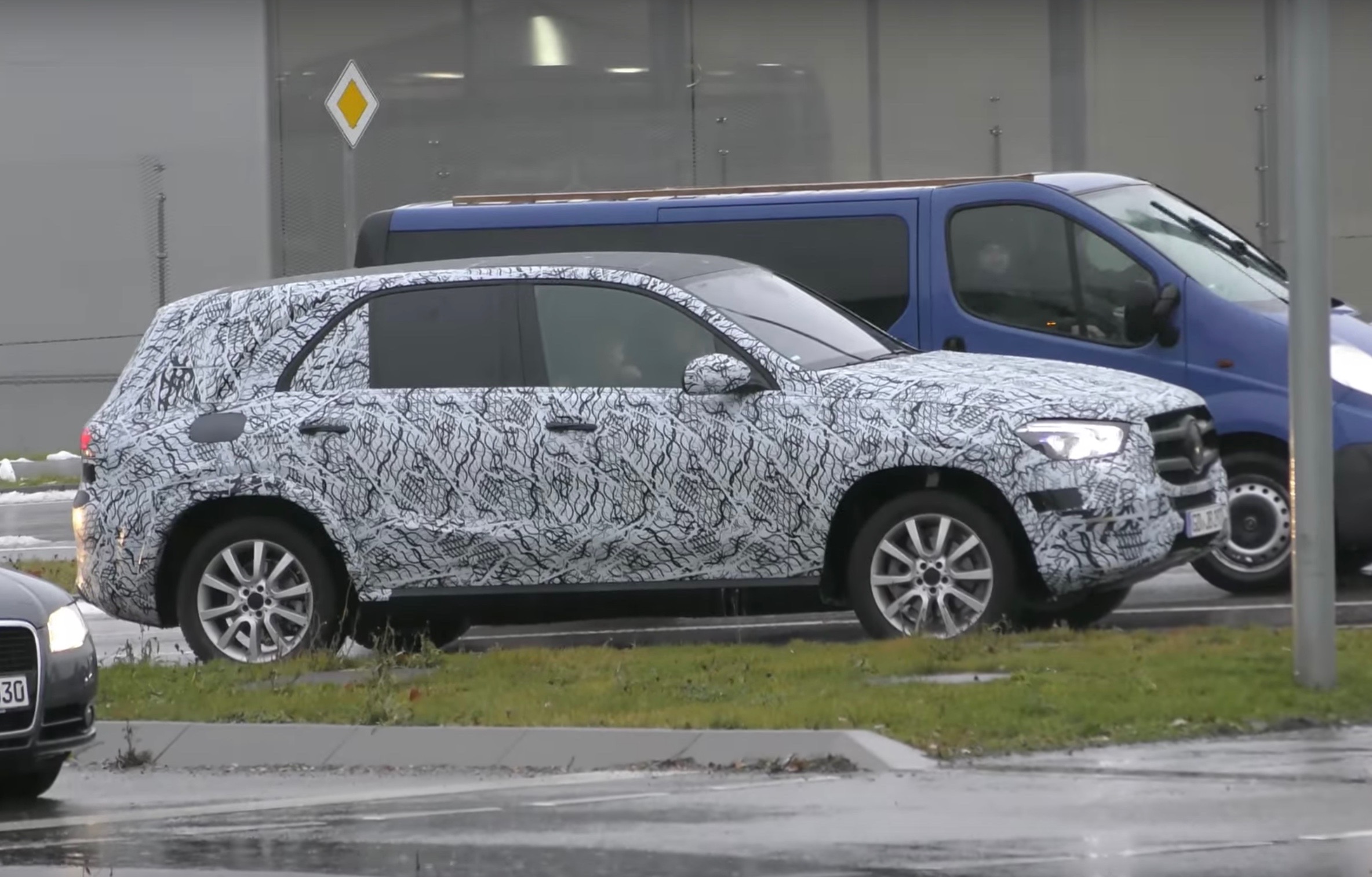 2019 Mercedes-Benz GLE ‘W167’ spied, gets new-look front end (video)