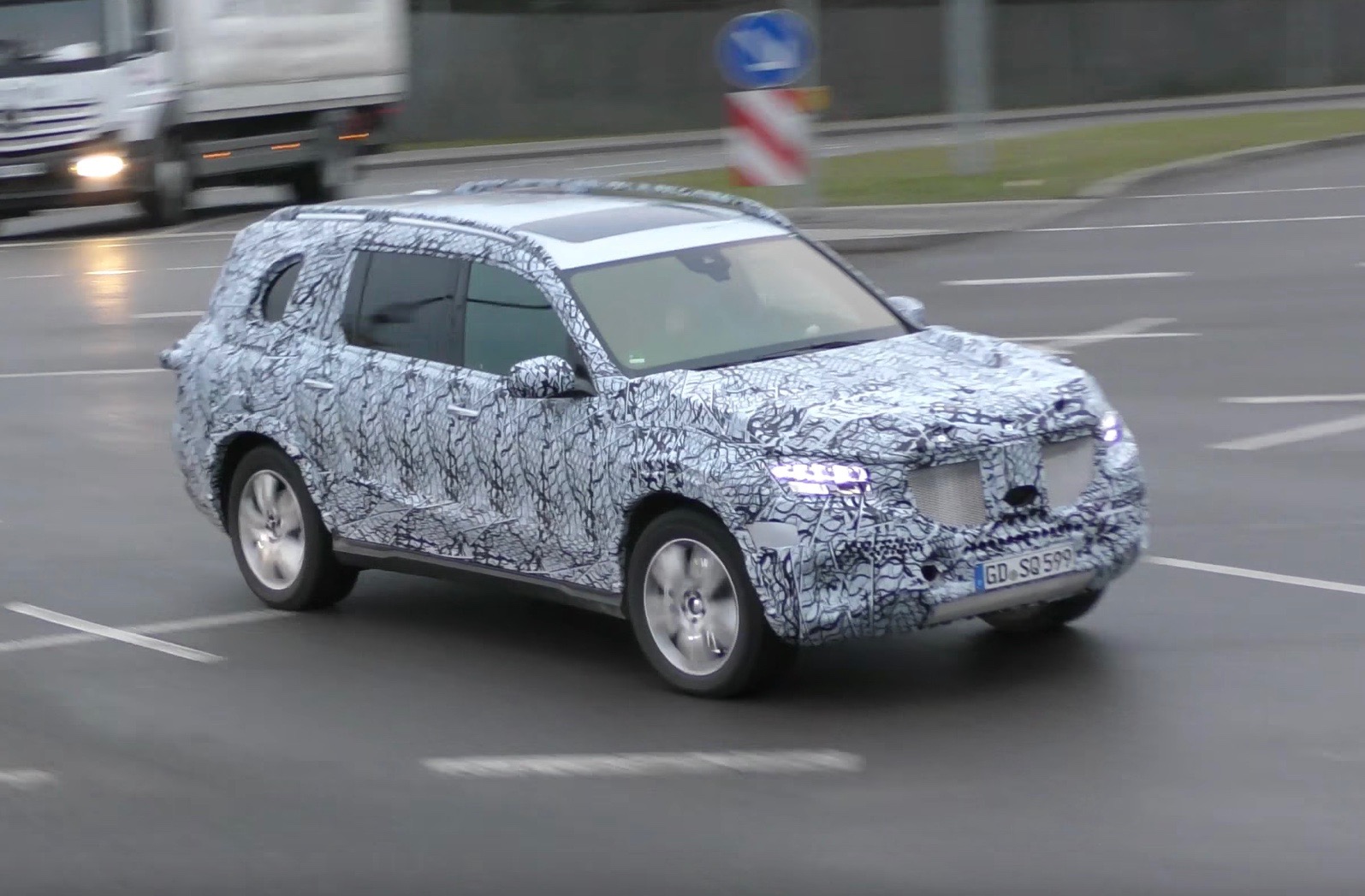 2019 Mercedes-Benz GLS (X167) spied, to adopt new MHA platform (video)