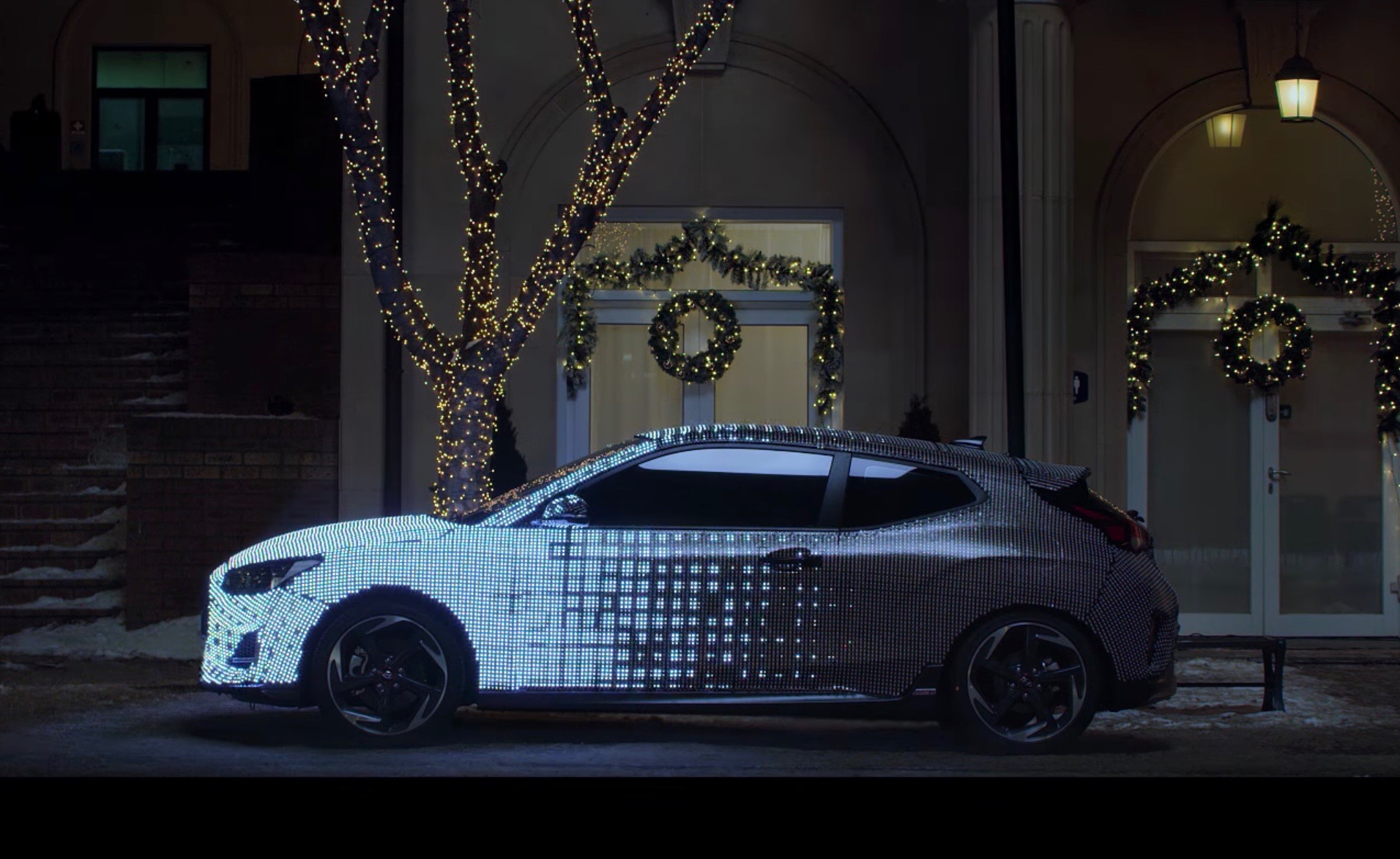 2019 Hyundai Veloster previewed again in LED light show (video)