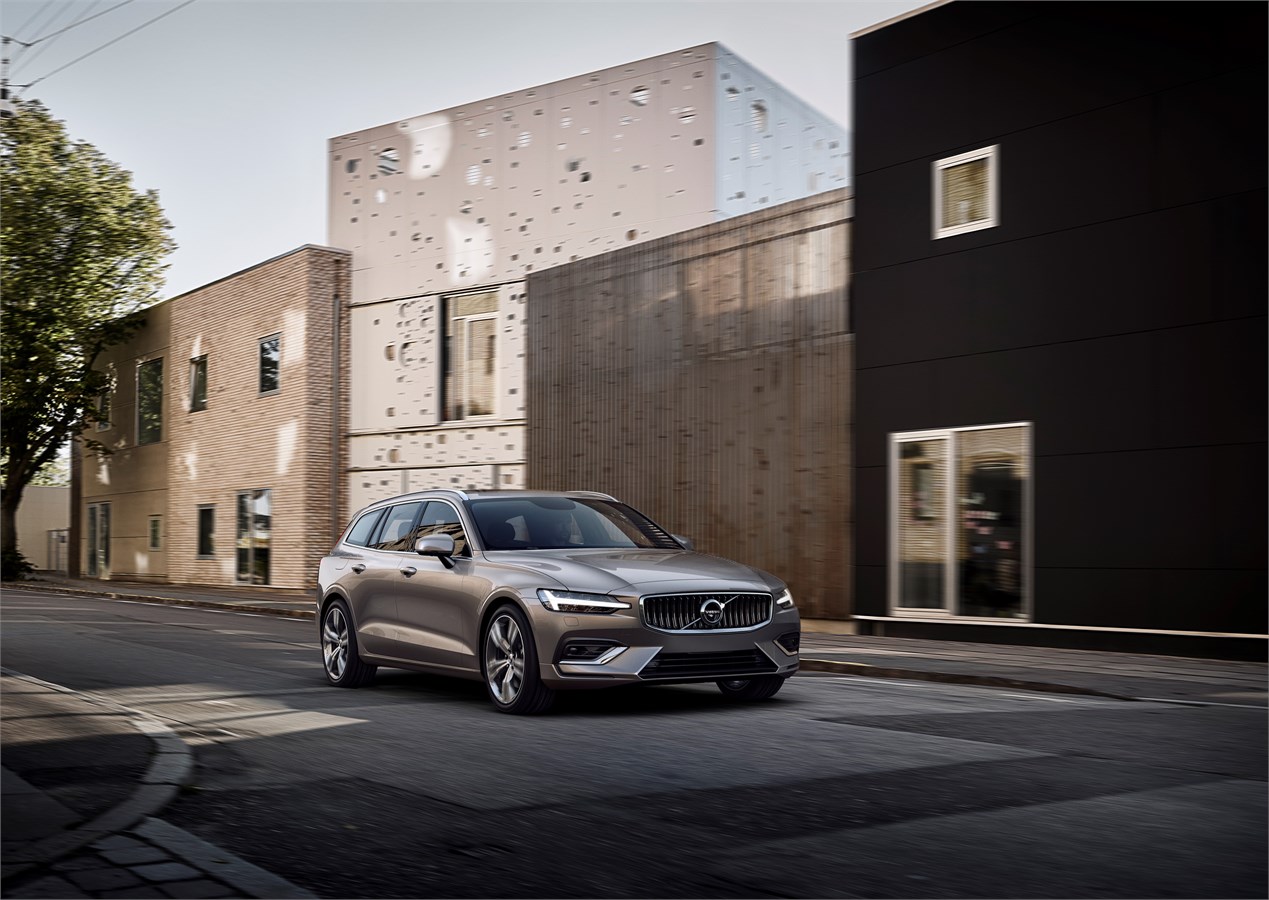2019 Volvo V60 revealed; new safety features, plug-in hybrid variant