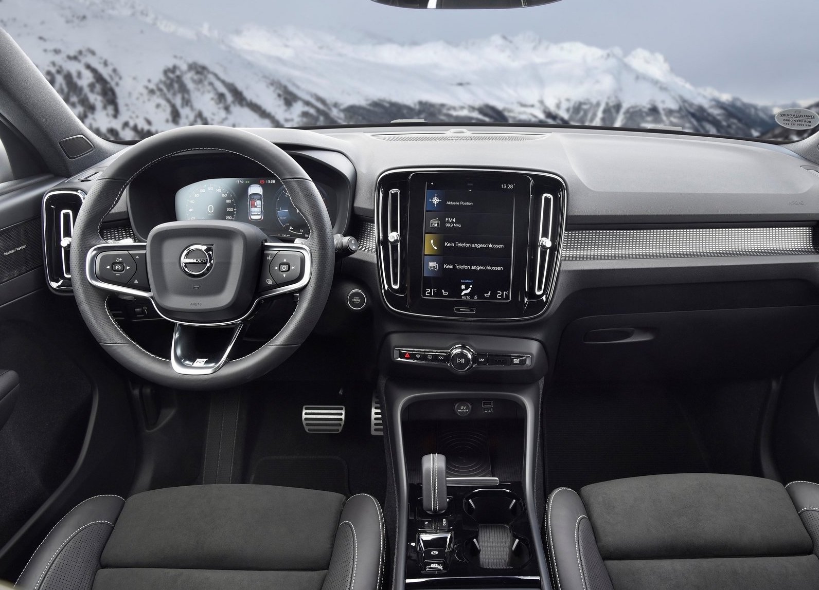 2018-Volvo-XC40-interior.jpg