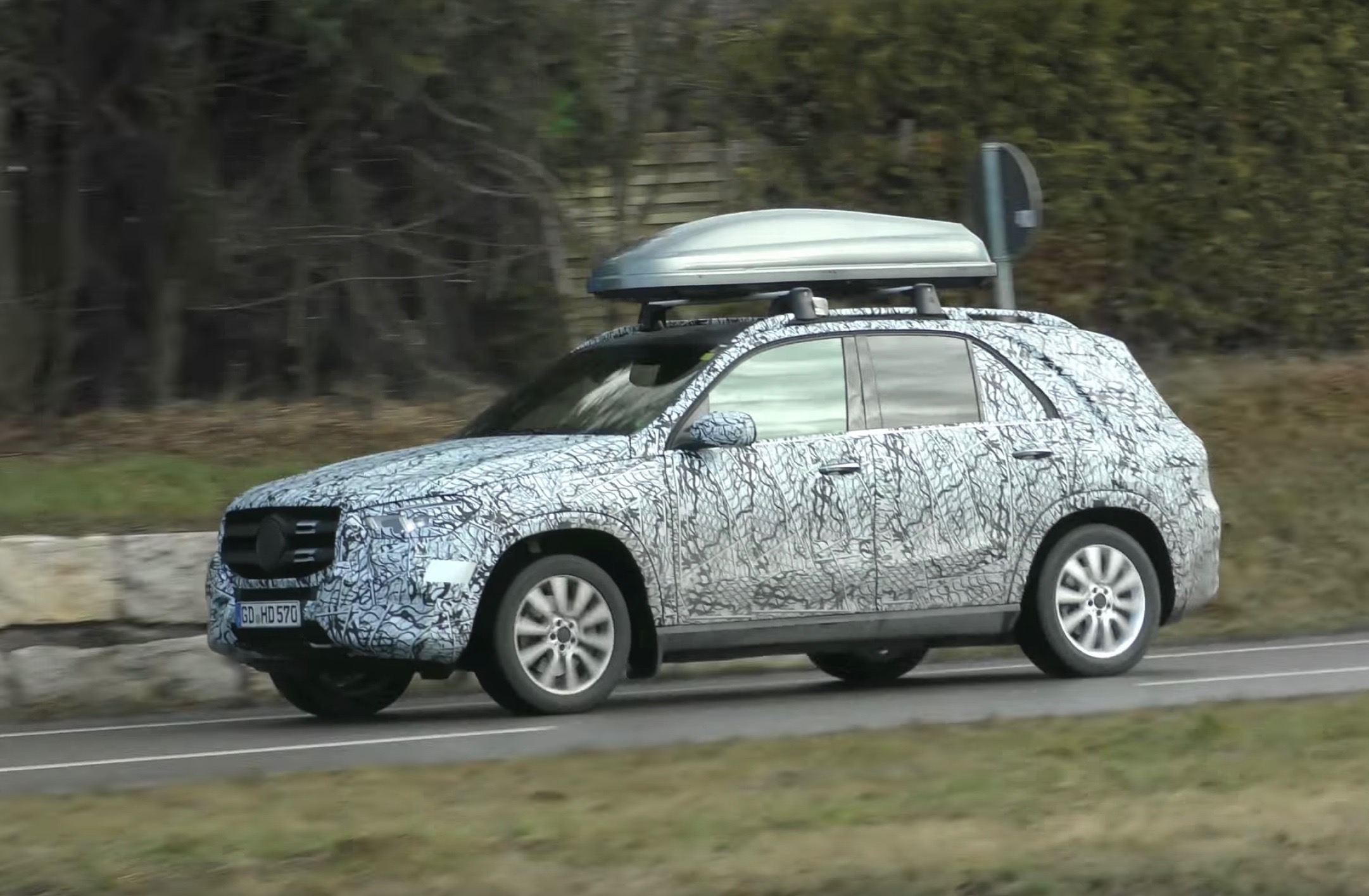 2019 Mercedes-Benz GLE spotted with less camouflage (video)