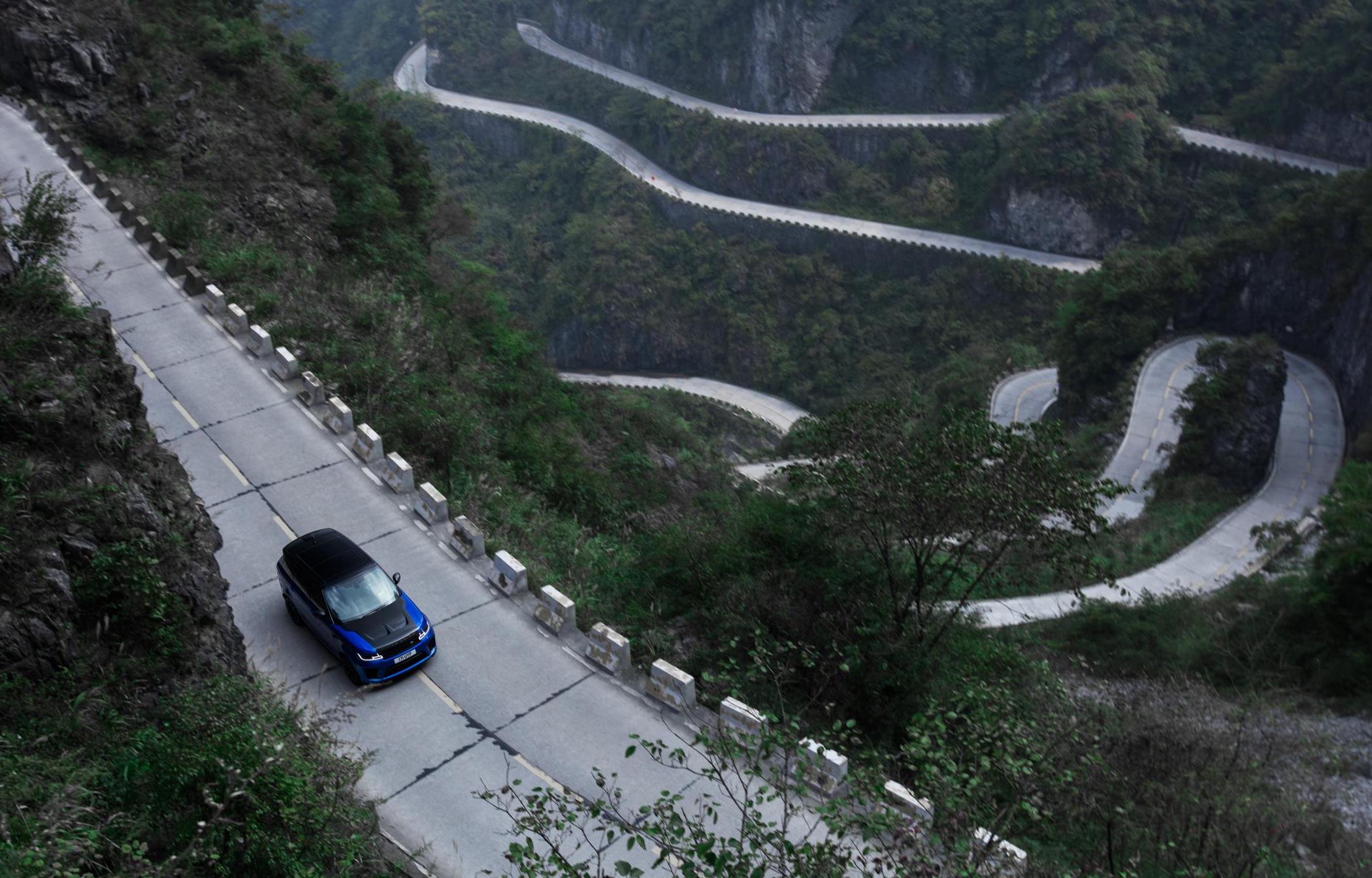 Range Rover Sport SVR climbs Tianmen Road in record time (video)