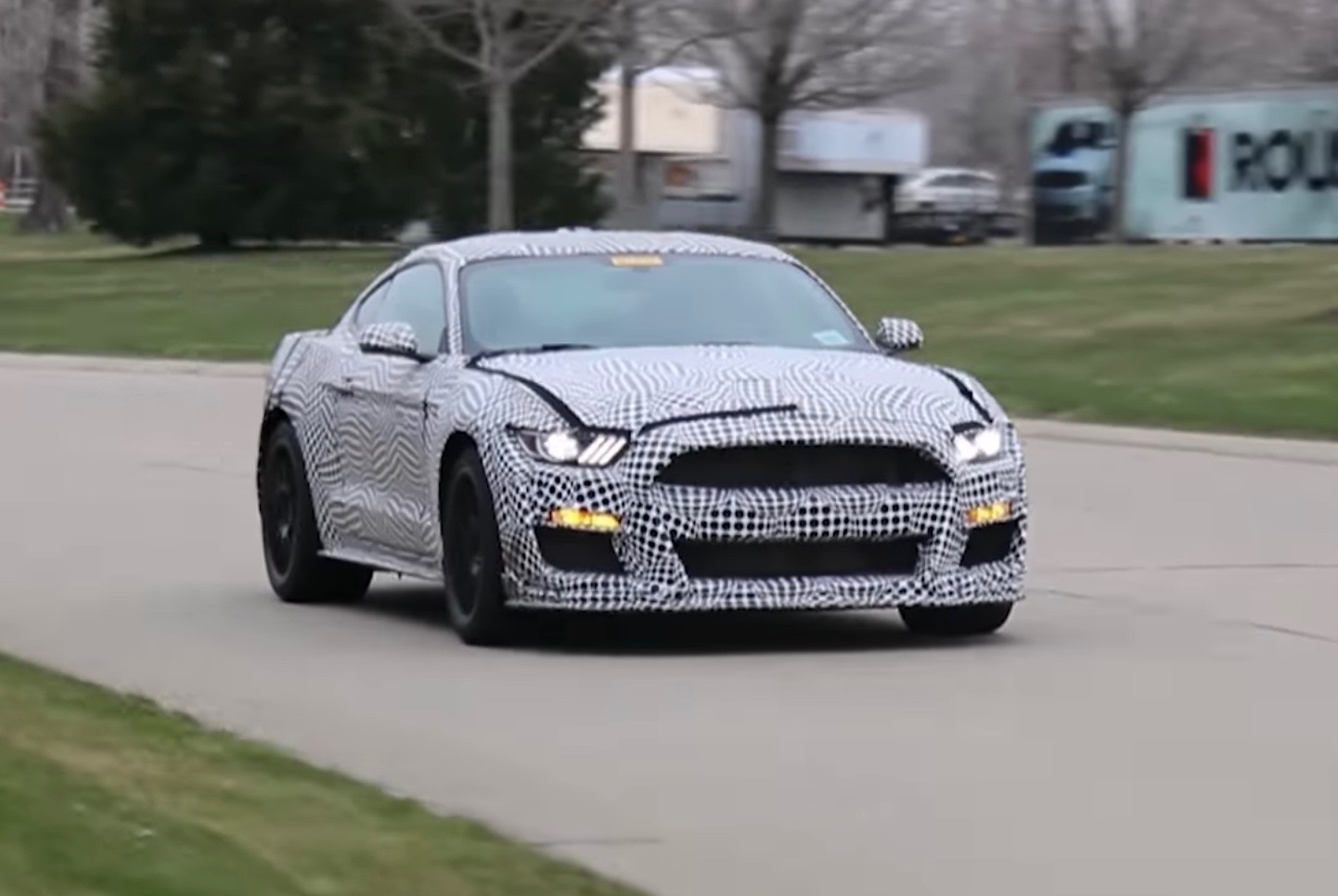 2019 Ford Mustang GT500 spotted, getting pre-facelift design? (Video)