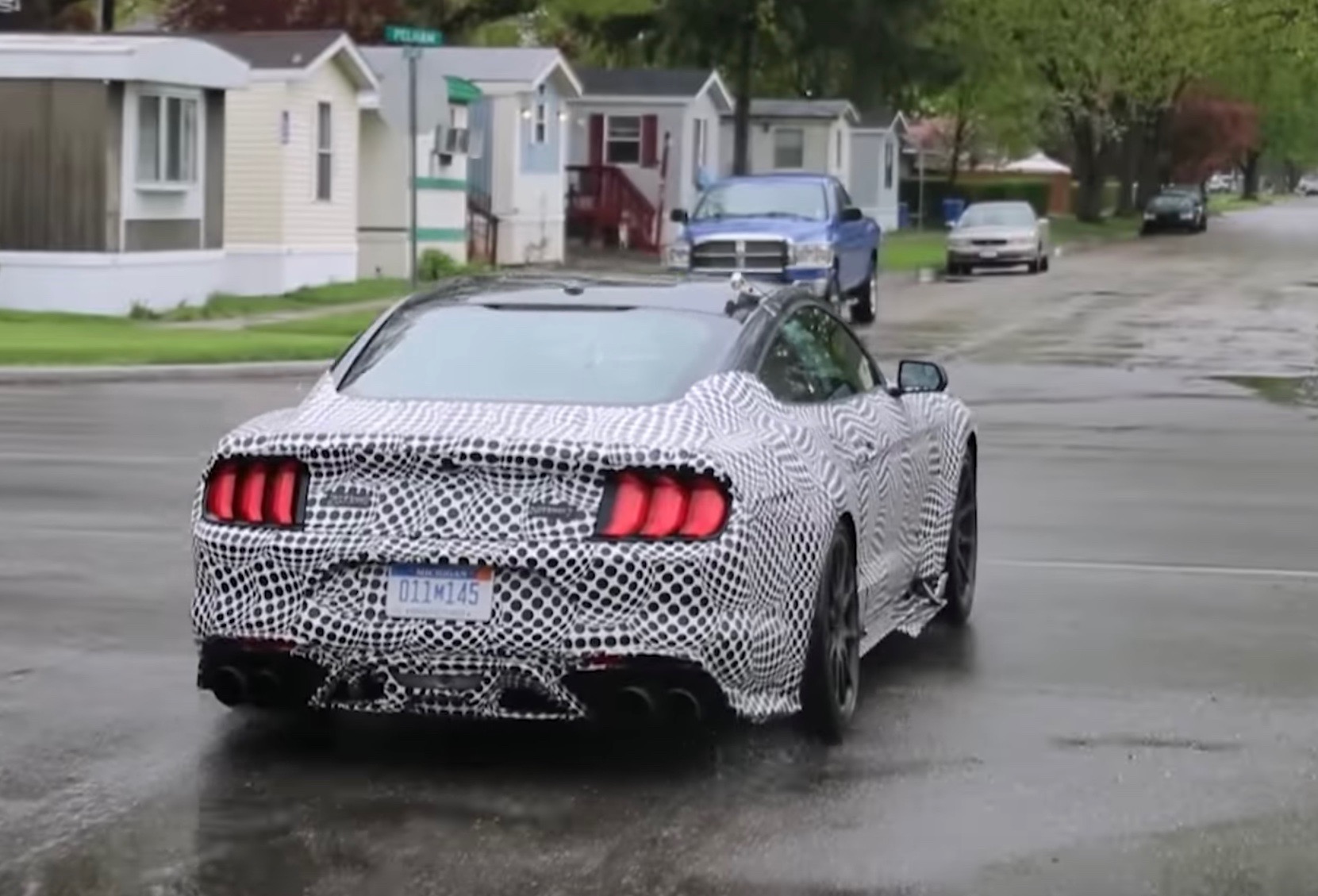 2019 Ford Mustang GT500 spied, sounds like flat-plane crank V8 (video)