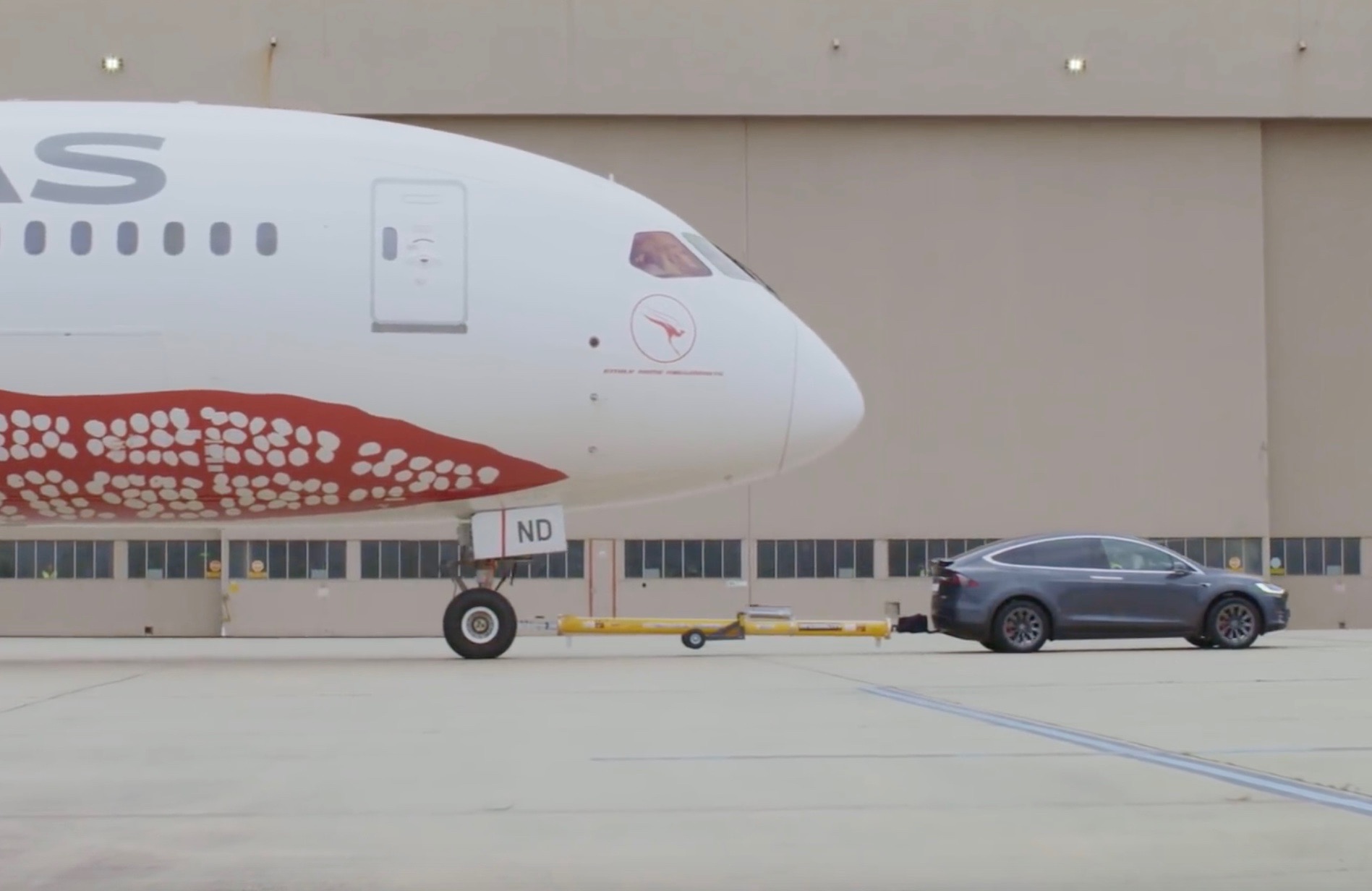 Video: Tesla Model X P100D can tow a Boeing 787-9 Dreamliner
