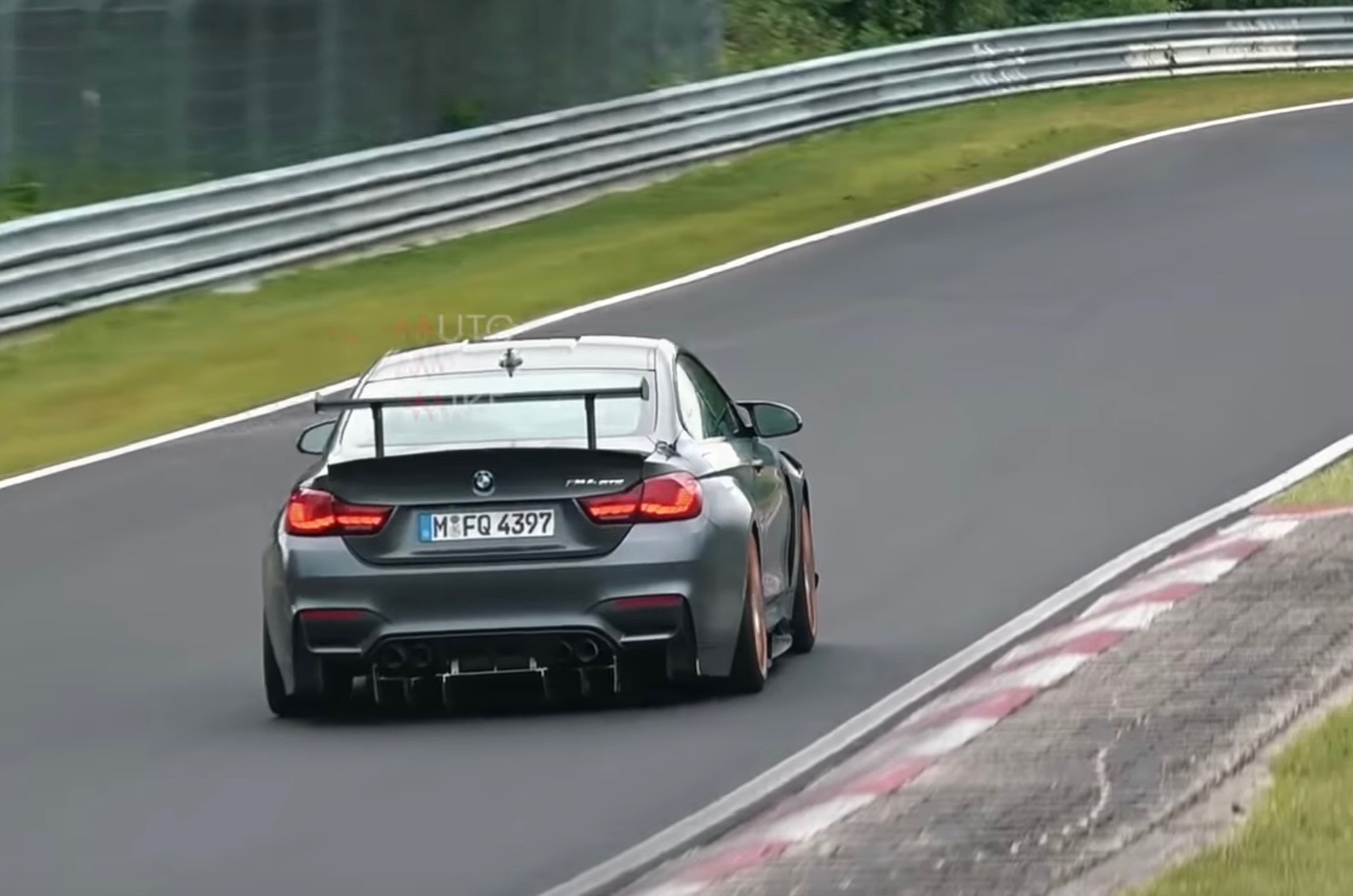 2019 BMW M4 CSL spotted, to replace hardcore GTS (video)