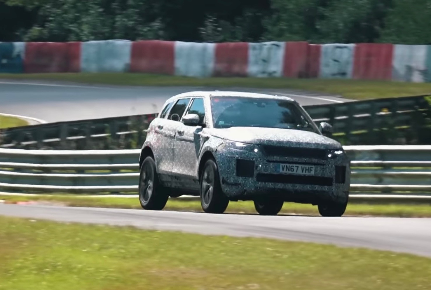 2020 Range Rover Evoque spotted, diesel hybrid under development (video)