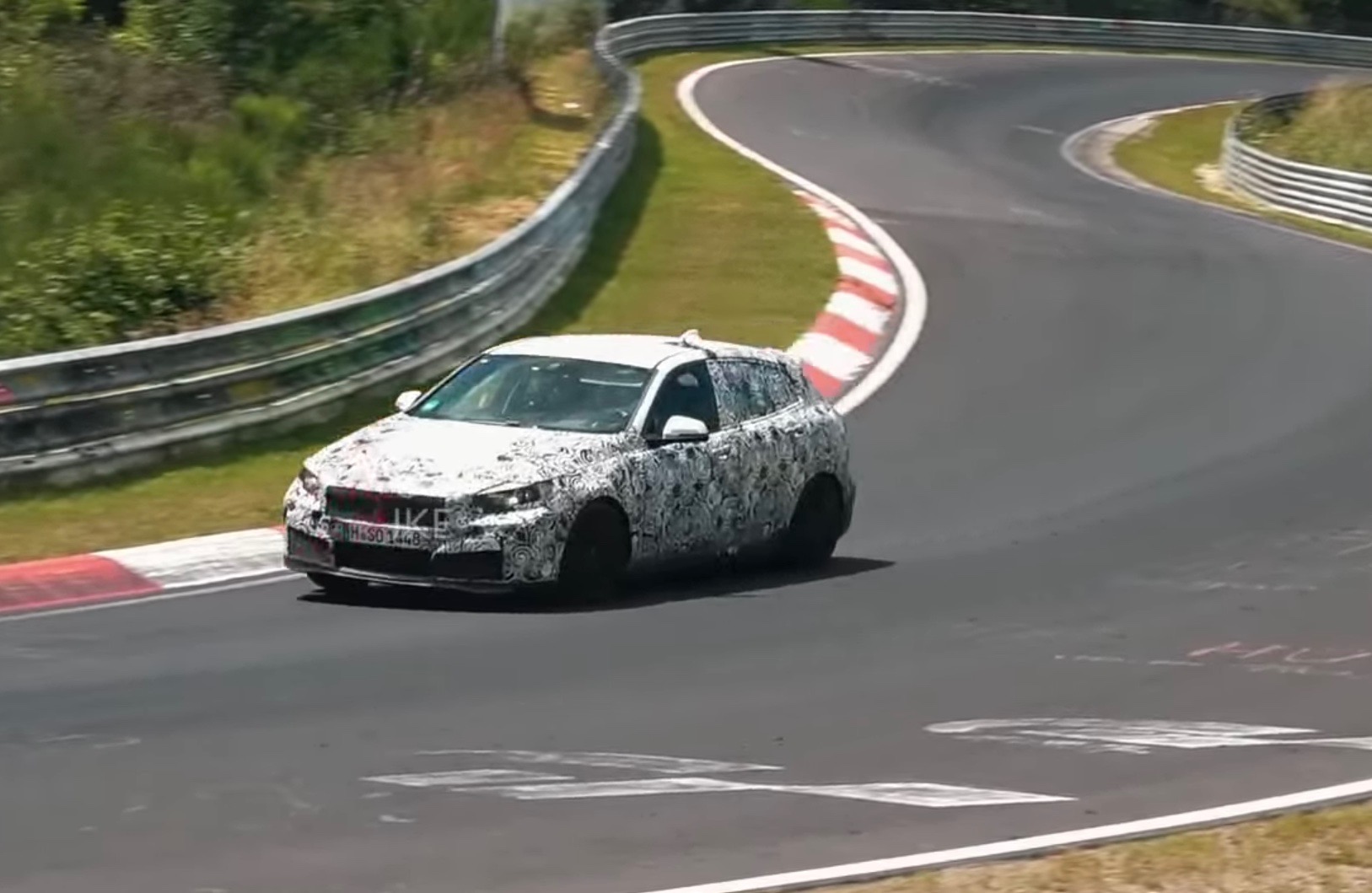 Video: 2019 BMW 1 Series spotted, M140i form with AWD?