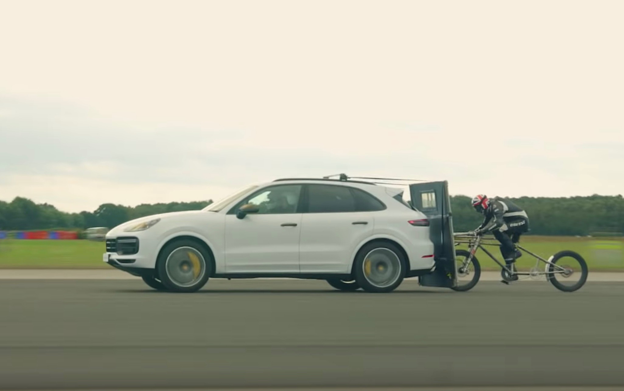 Video: Porsche Cayenne Turbo helps crazy cyclist set new speed record