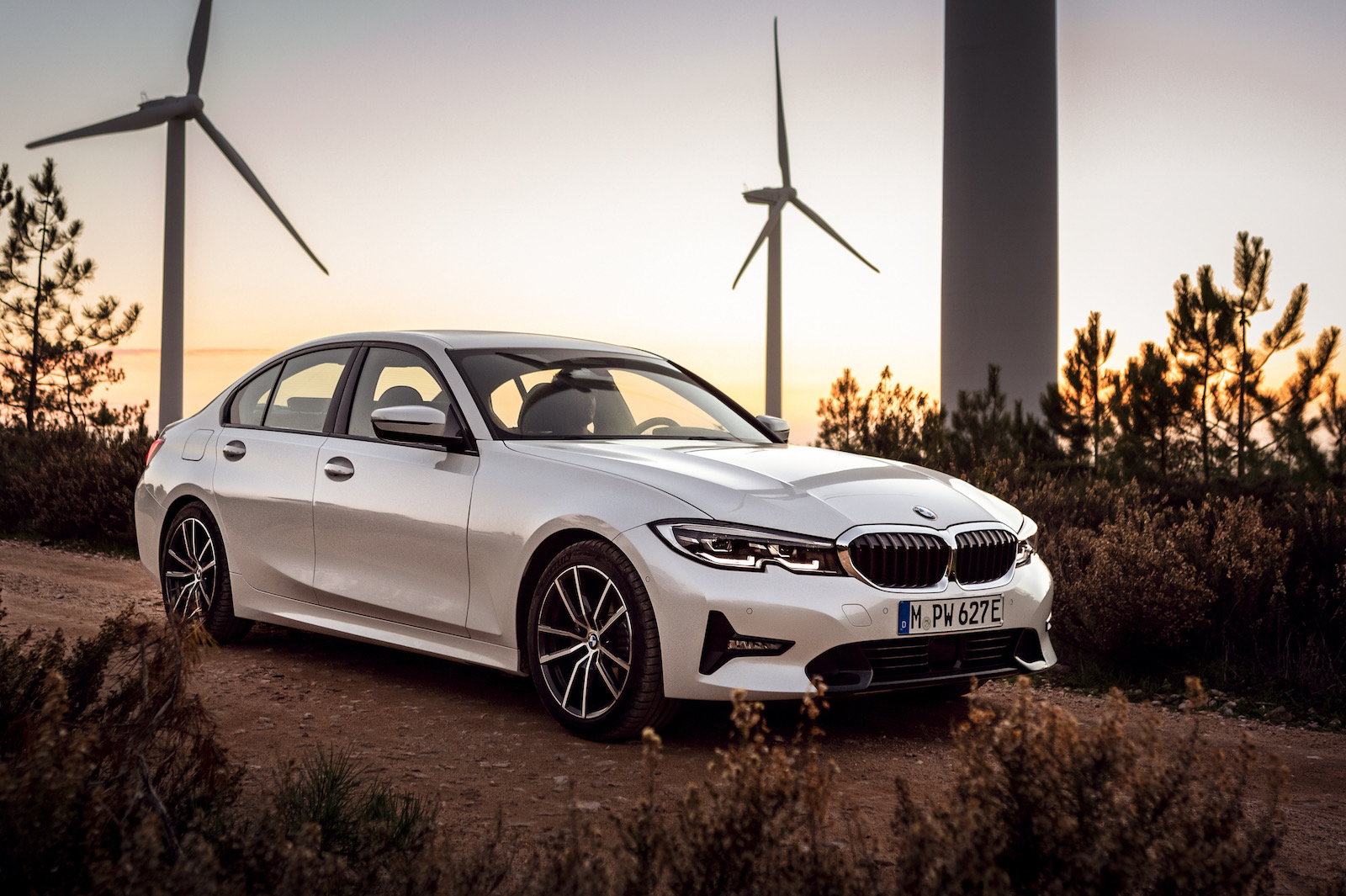 2019 BMW 330e revealed; quicker, longer range