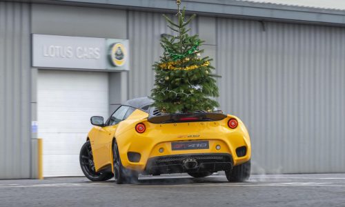 Lotus Evora GT410 shows off Christmas tree delivery capability (video)