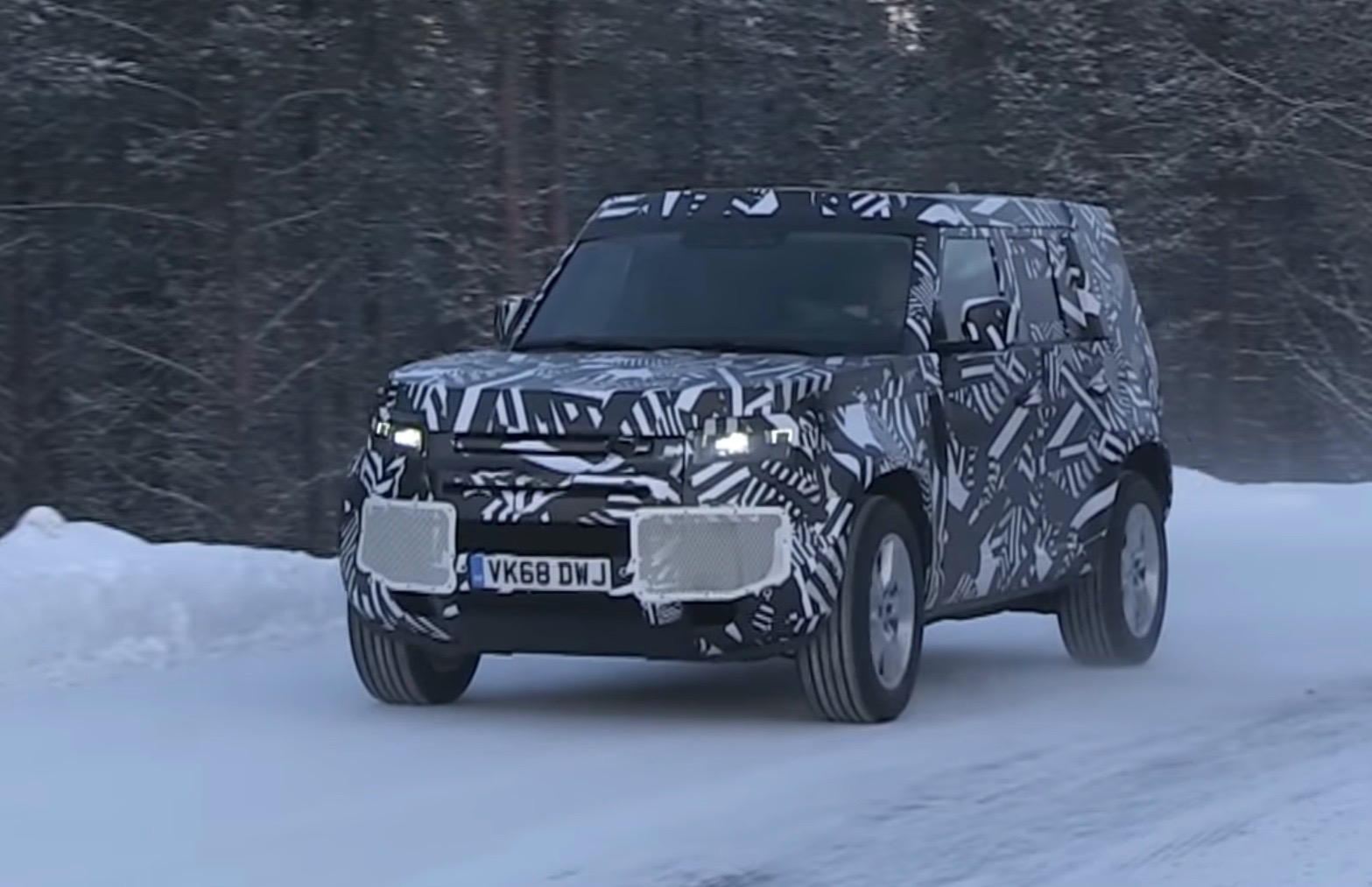 2020 Land Rover Defender spotted, extreme winter testing (video)