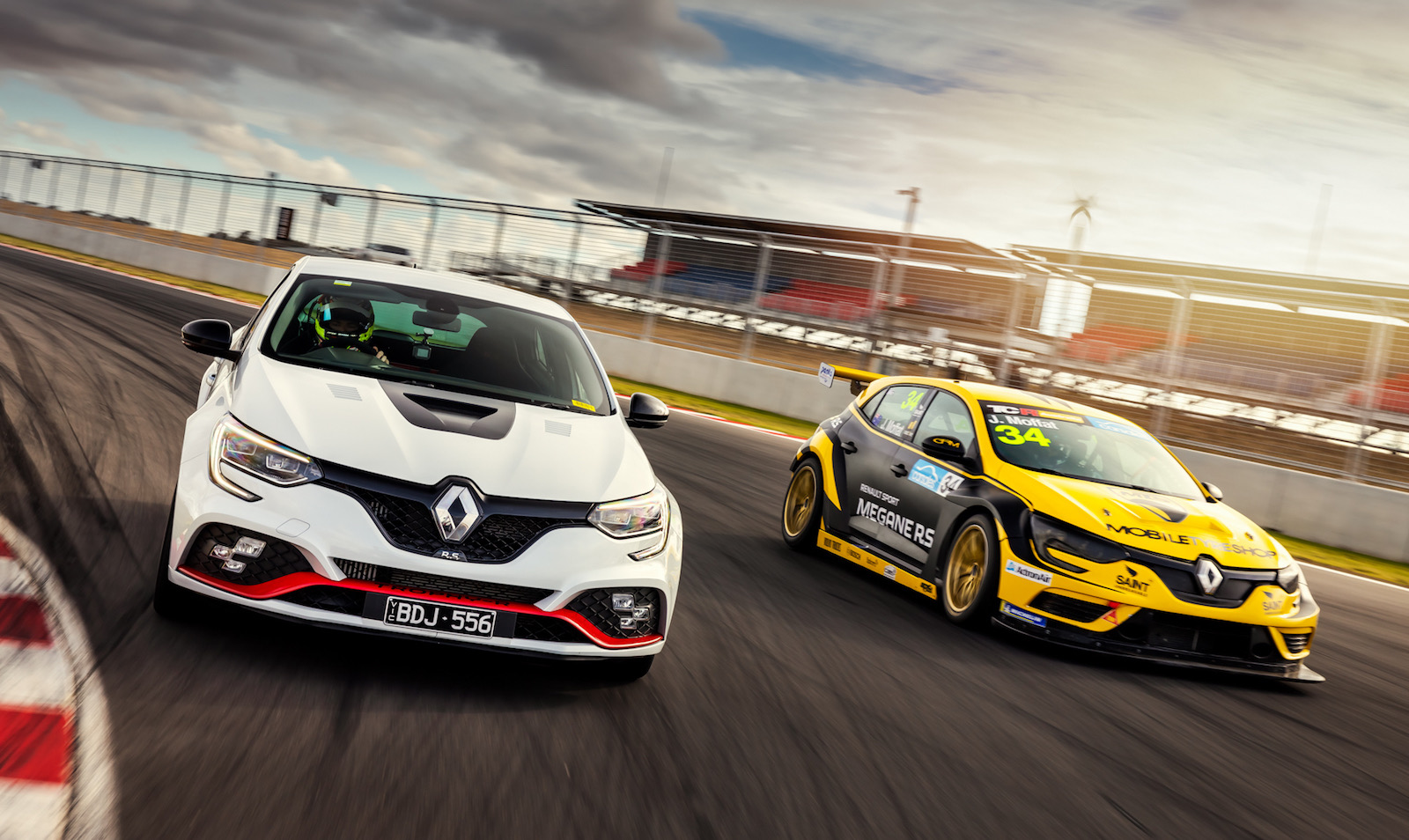 Renault Trophy-R sets lap record at The Bend - PerformanceDrive