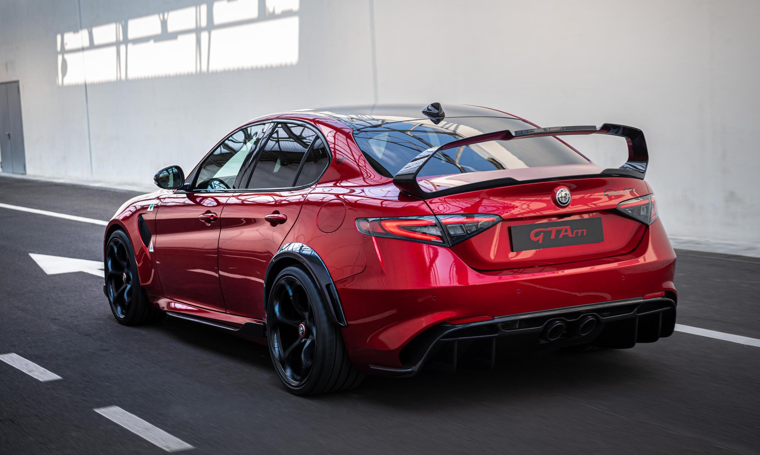 Alfa Romeo Giulia GTA revealed; hardcore track version, more power