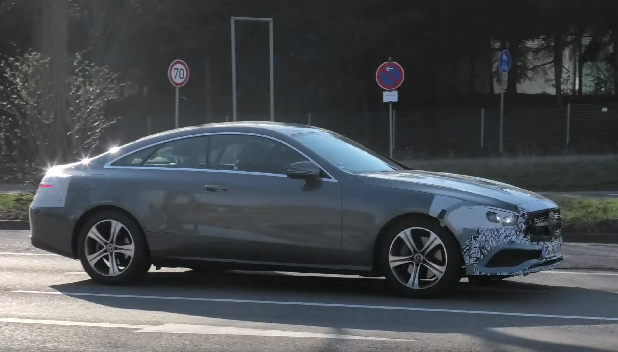 21 Mercedes Benz E Class Coupe Spotted New Look Face Video Performancedrive