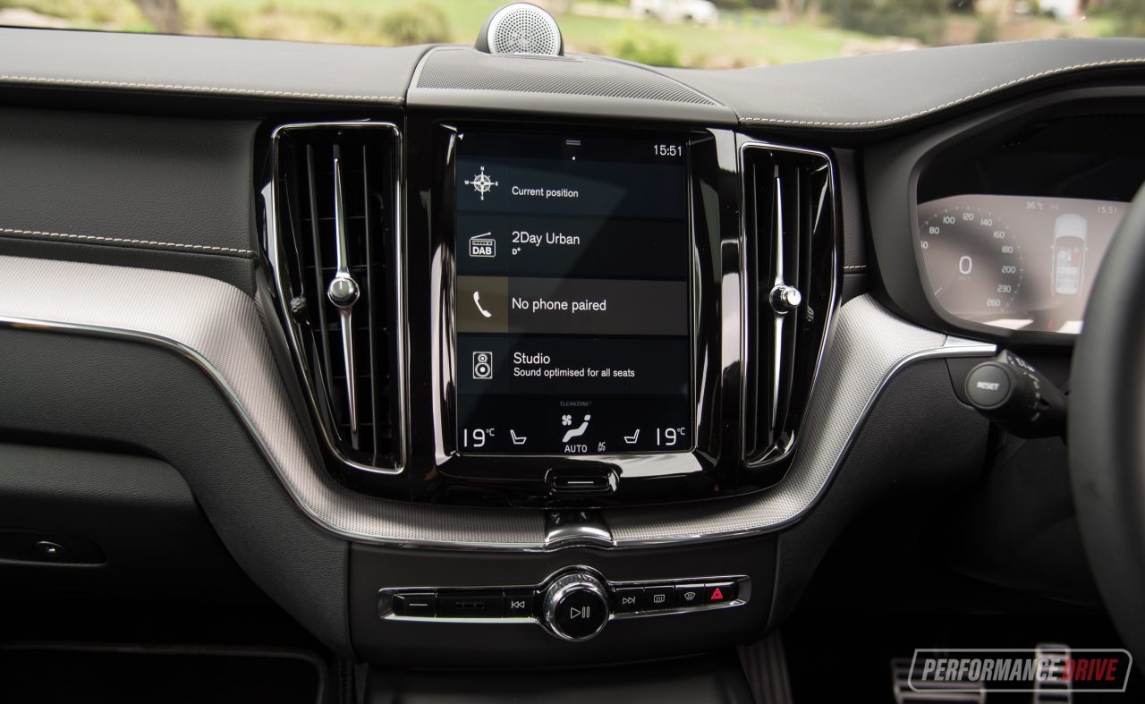 2020 Volvo XC60 T8 Polestar Engineered–touchscreen – PerformanceDrive