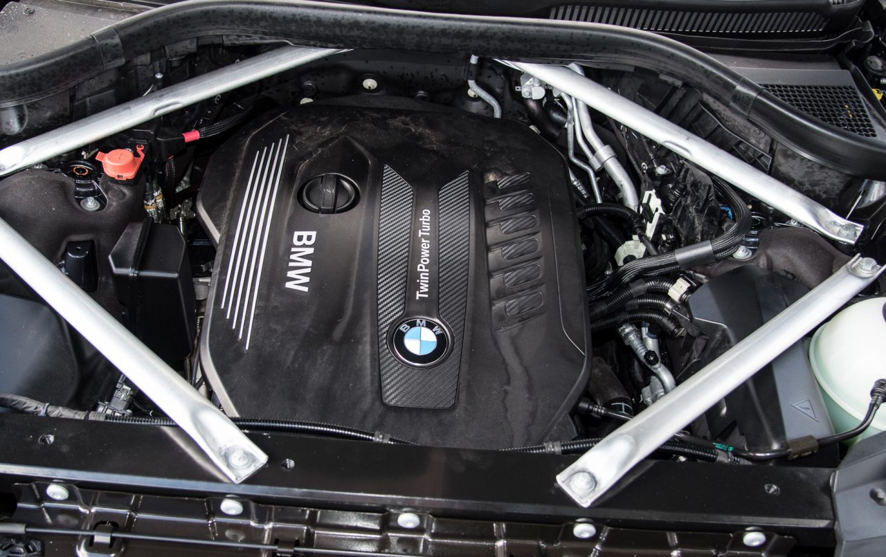 2019-BMW-X7-xDrive30d-engine-1