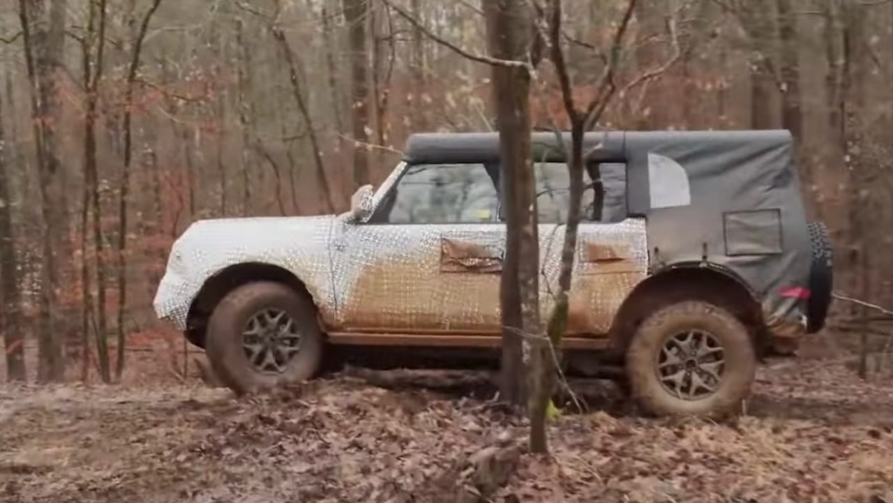 2021 Ford Bronco front dig-preview