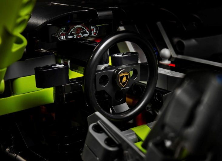 Lego Technic Lamborghini Sian FKP 37 - steering wheel