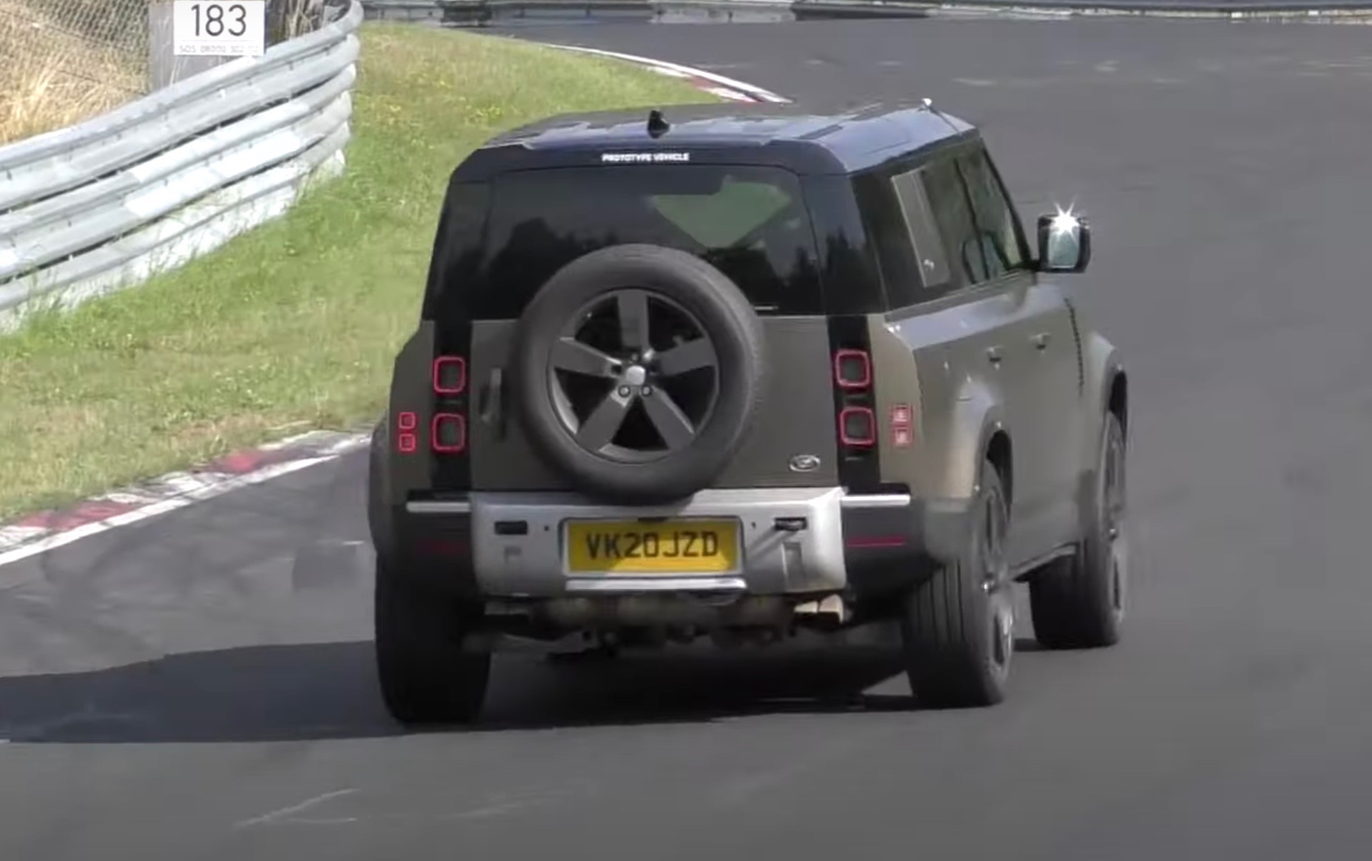 V8 2021 Land Rover Defender test mule spotted (video ...