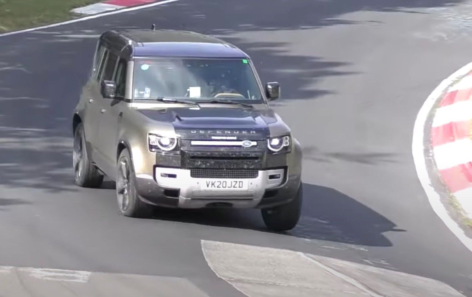 V8 2021 Land Rover Defender test mule spotted (video)
