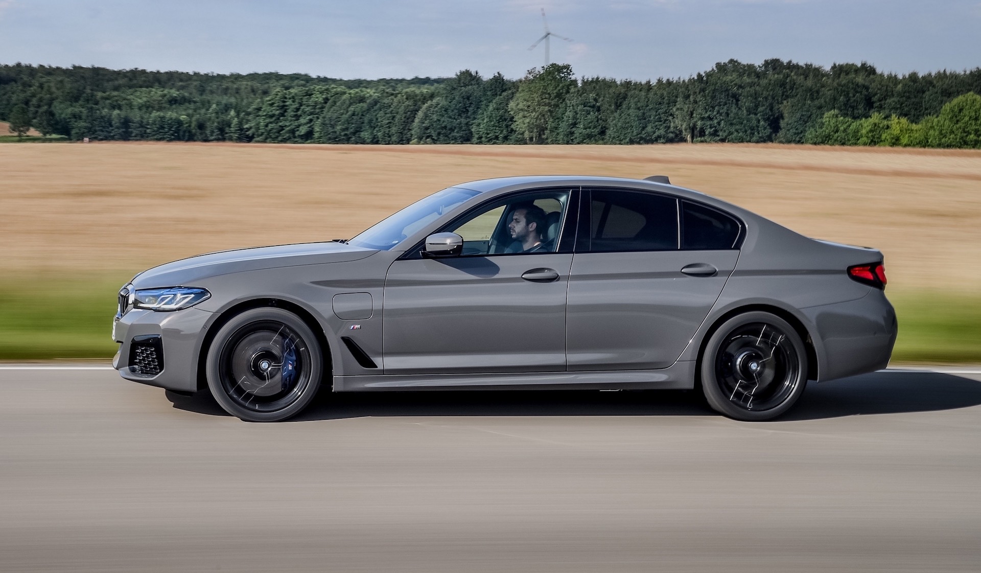 BMW unveils potent 545e xDrive hybrid with inline-6 turbo