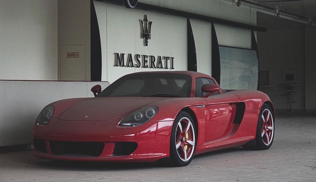 Rare Porsche Carrera GT found abandoned in Chinese showroom
