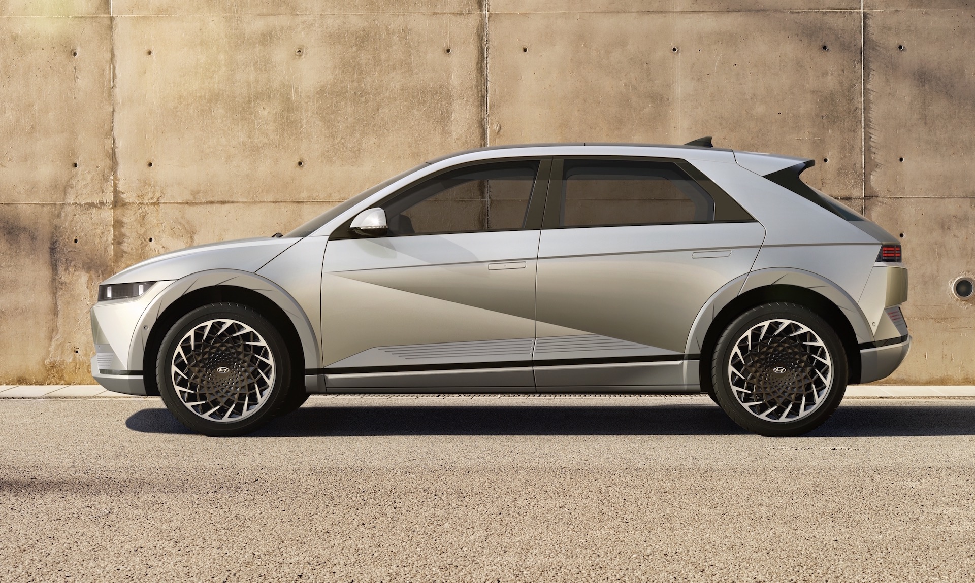 2022 Hyundai IONIQ 5 unveiled; RWD & AWD, 0-100km/h in 5.2 seconds .