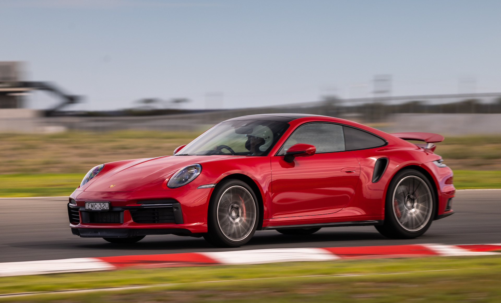 New Porsche 911 Turbo resets lap record at The Bend (video)