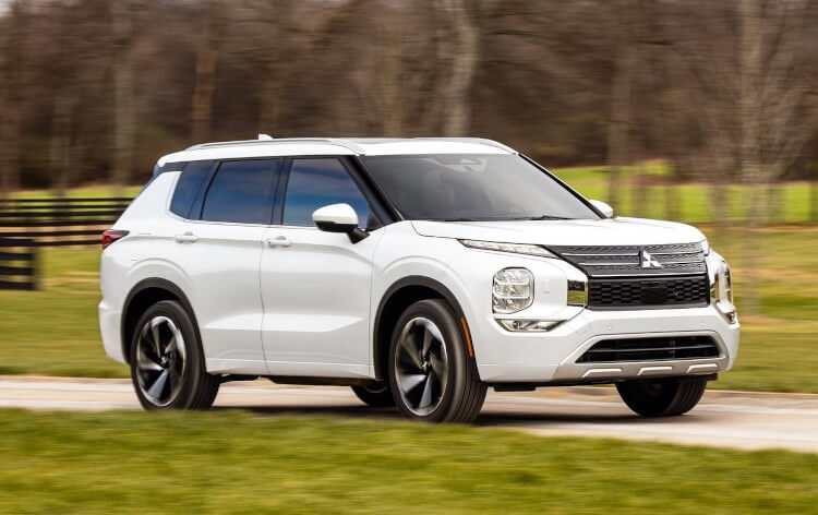 2022 Mitsubishi Outlander Front