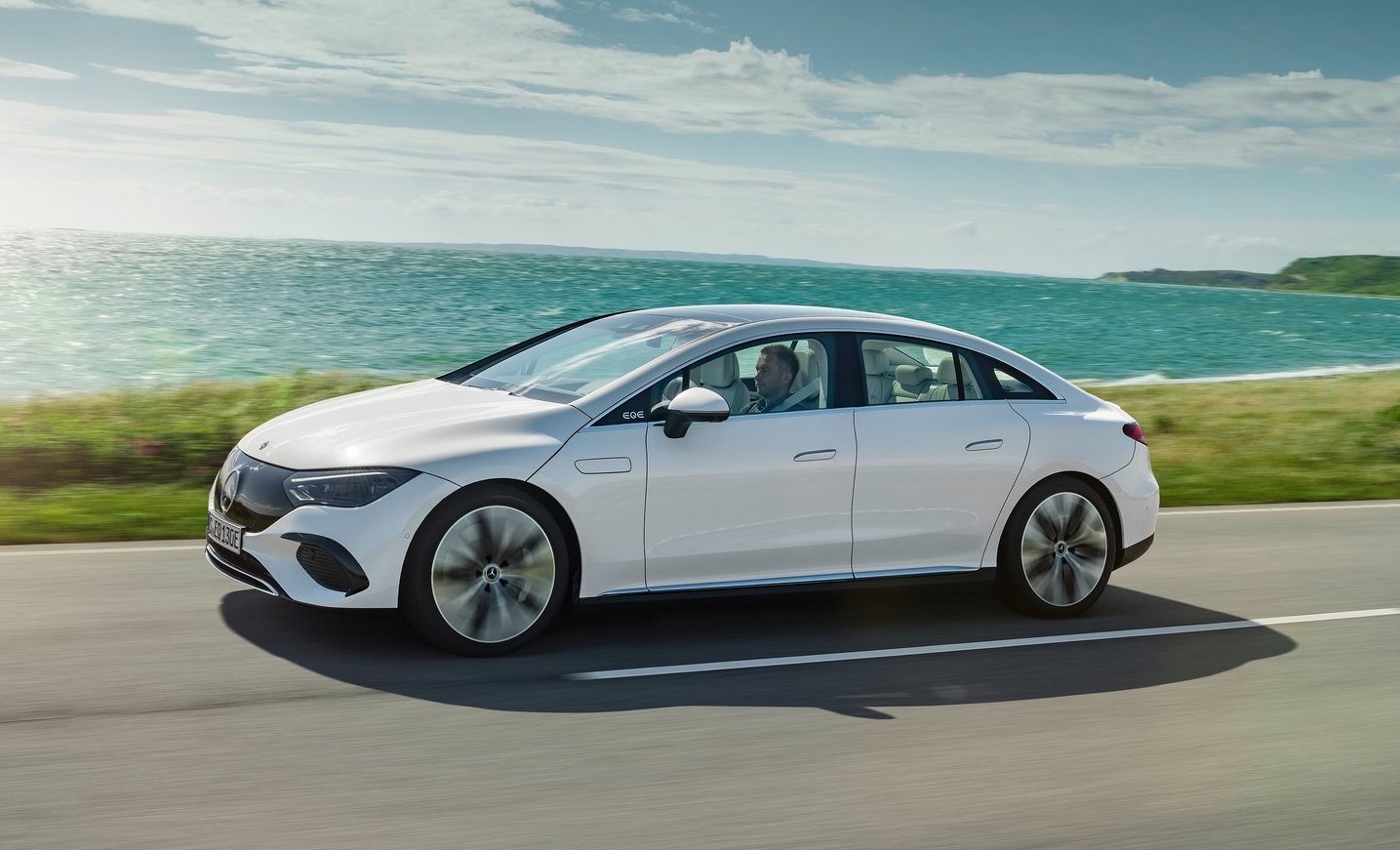 Mercedes-Benz reveals EQE fully electric luxury sedan, 660km range
