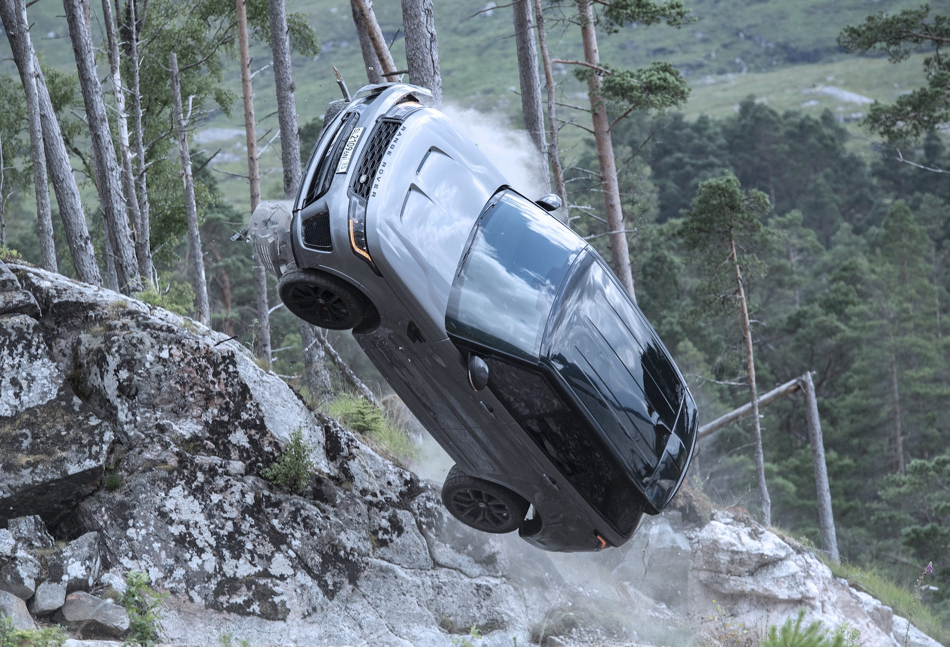 Range Rover Sport SVRs destroyed during ‘No Time to Die’ Bond filming (video)