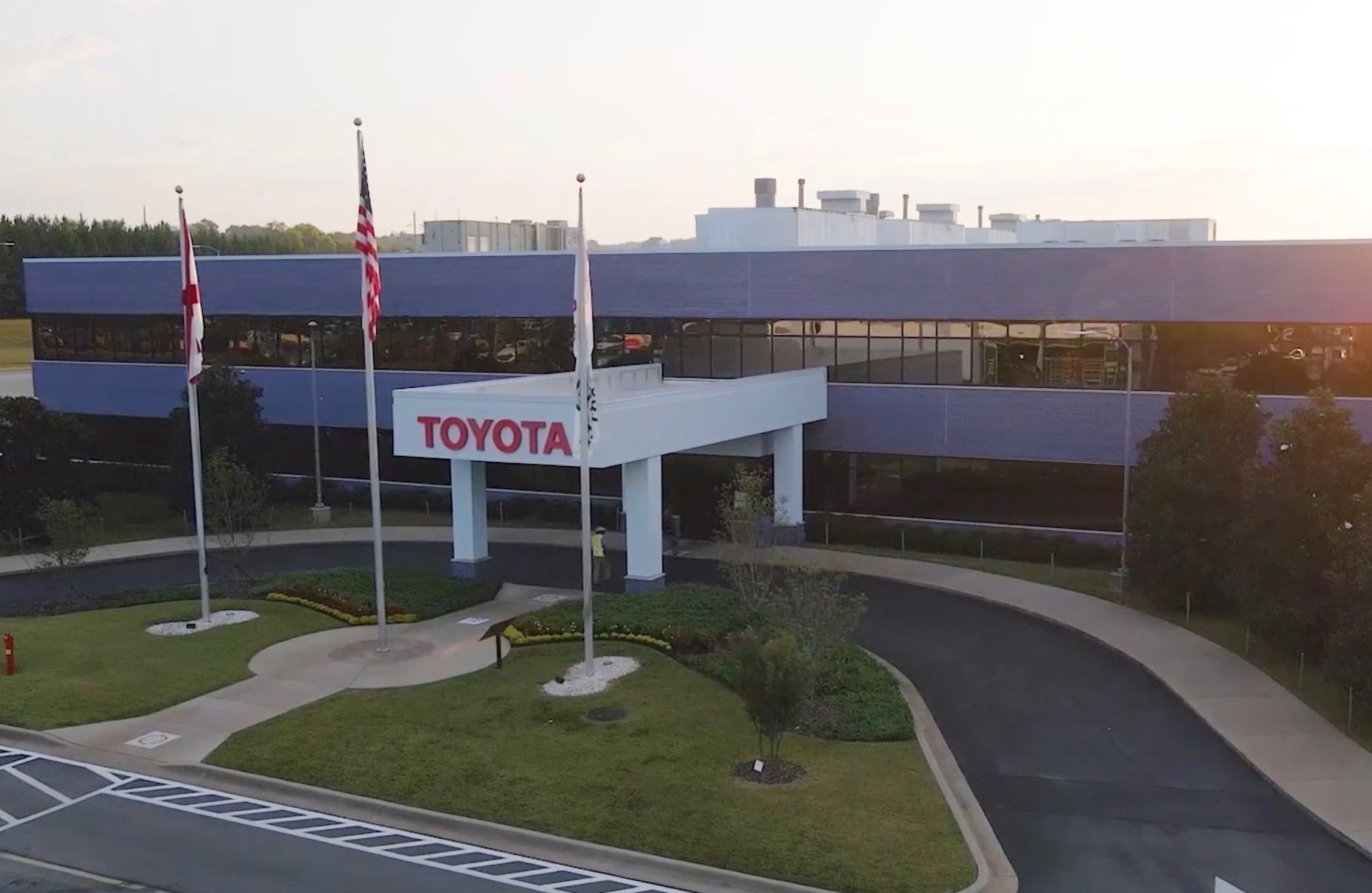 Toyota cuts May production forecasts, invests US$383m in 4CYL hybrids