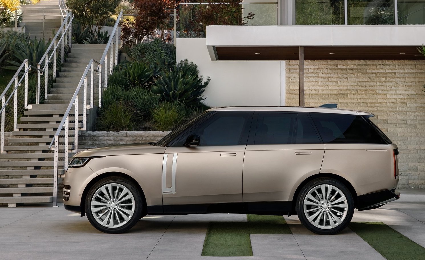 2023 Range Rover-side – PerformanceDrive