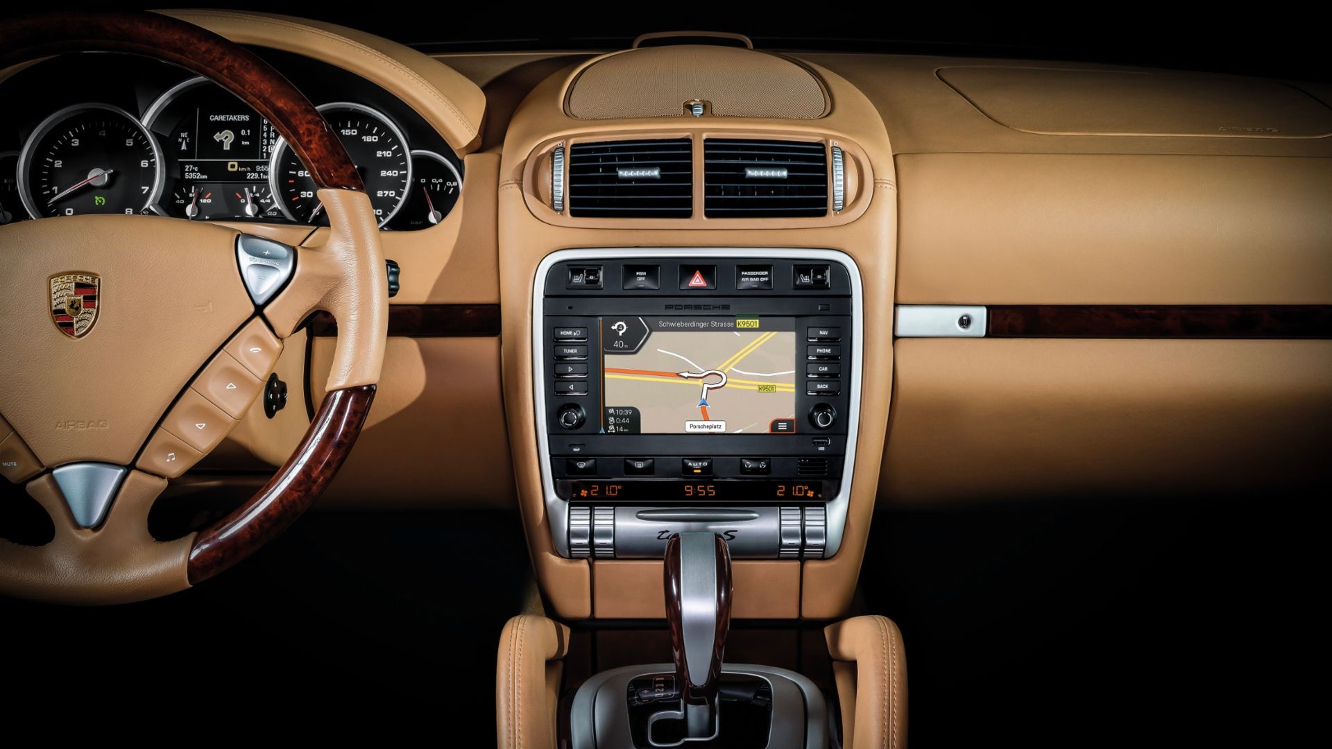Porsche offers Classic Communication touch-screen for older models